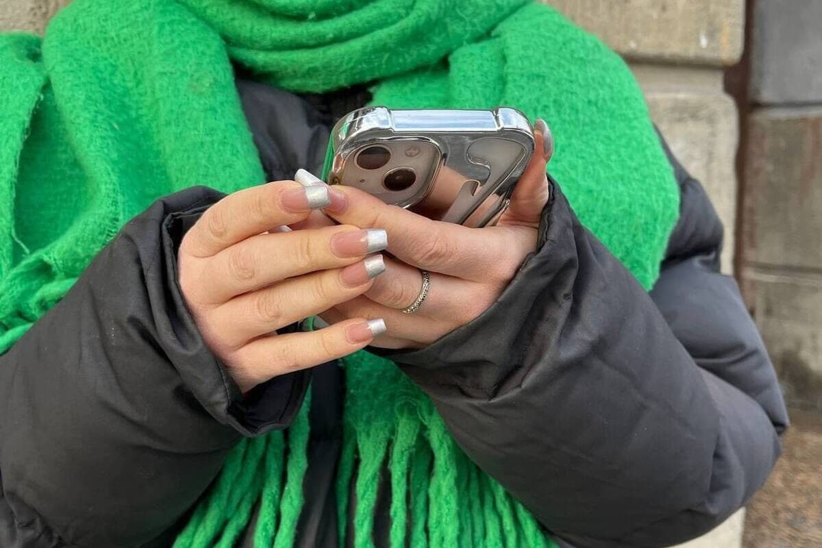 Калининградским модницам посоветовали добавить в гардероб яркие аксессуары