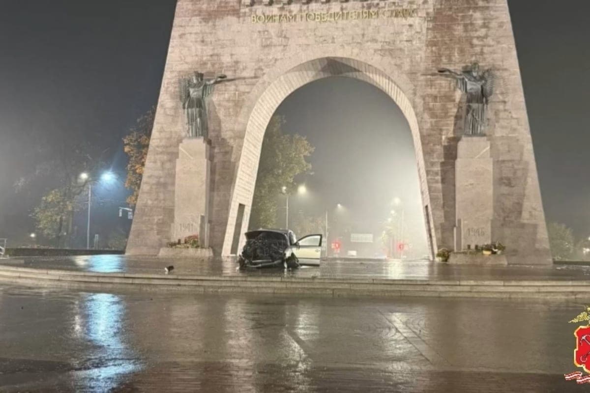 في سانت بيترسبورغ، ثمل على فولكسواغن قاد إلى محفوظات النصر وذهب إلى الشرطة