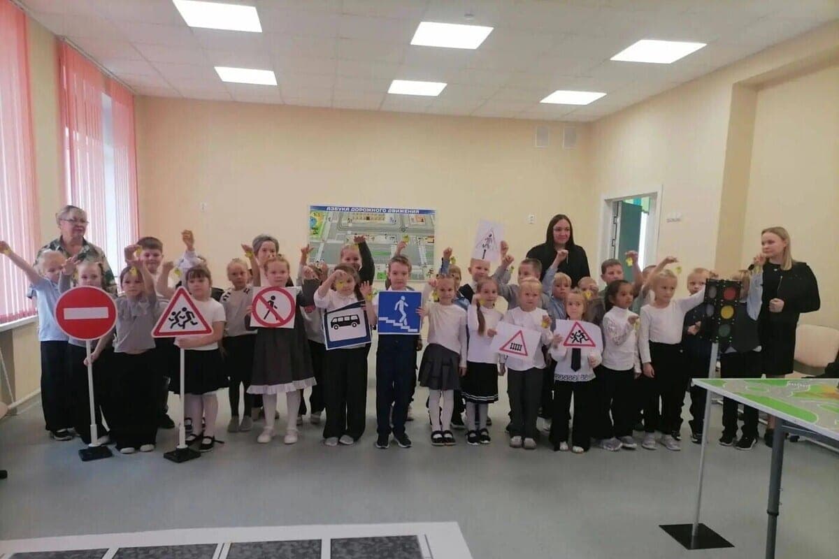 Inspectors of traffic police dedicate Kaluga first-graders to pedestrians