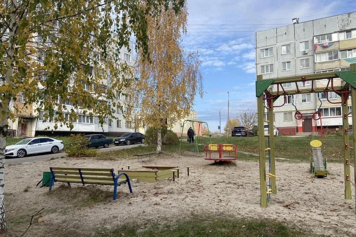 In Bryansk demontiert Notfall Kinder- und Sportplätze