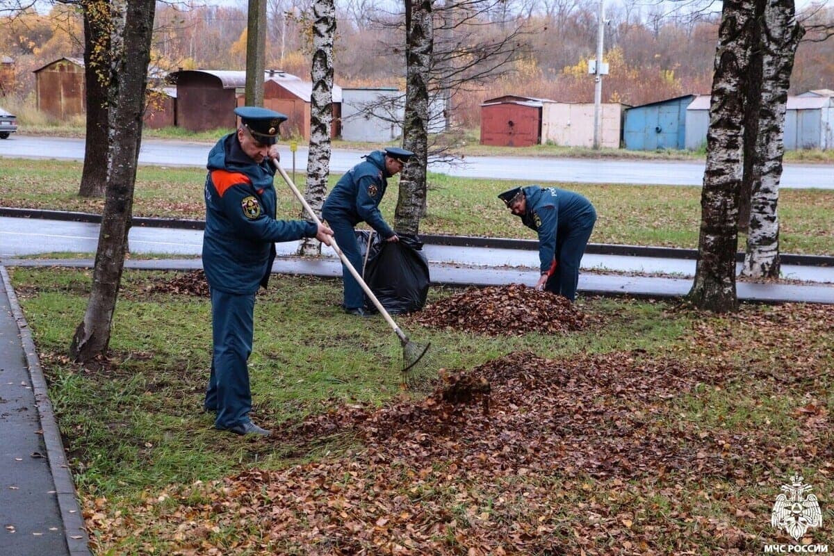 Сотрудники МЧС по Псковской области приняли участие в ежегодном субботнике