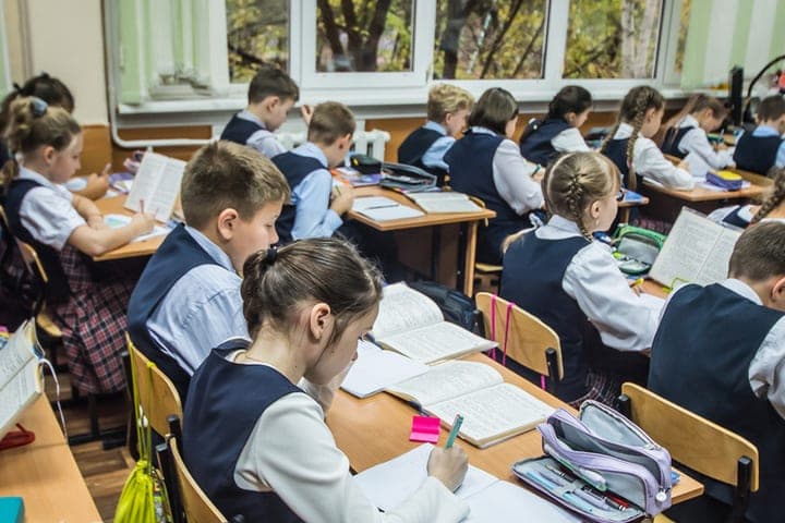 Novosibirsk students study the last day before school holidays