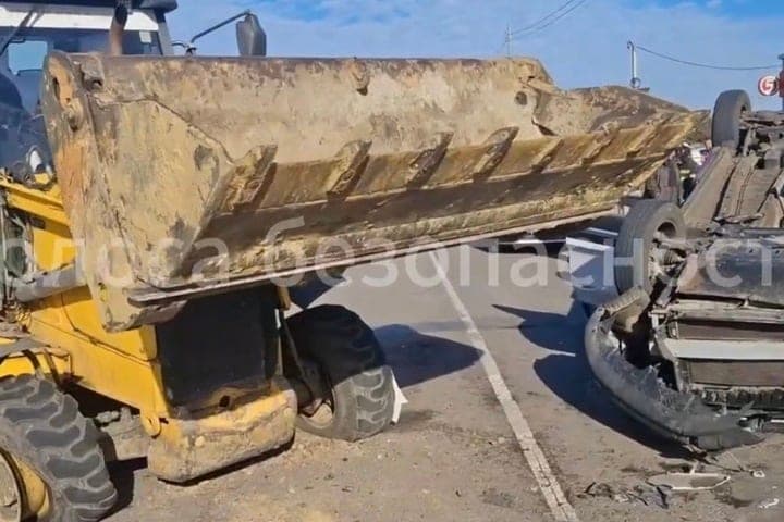 In the village of Donskoye excavator turned over the car