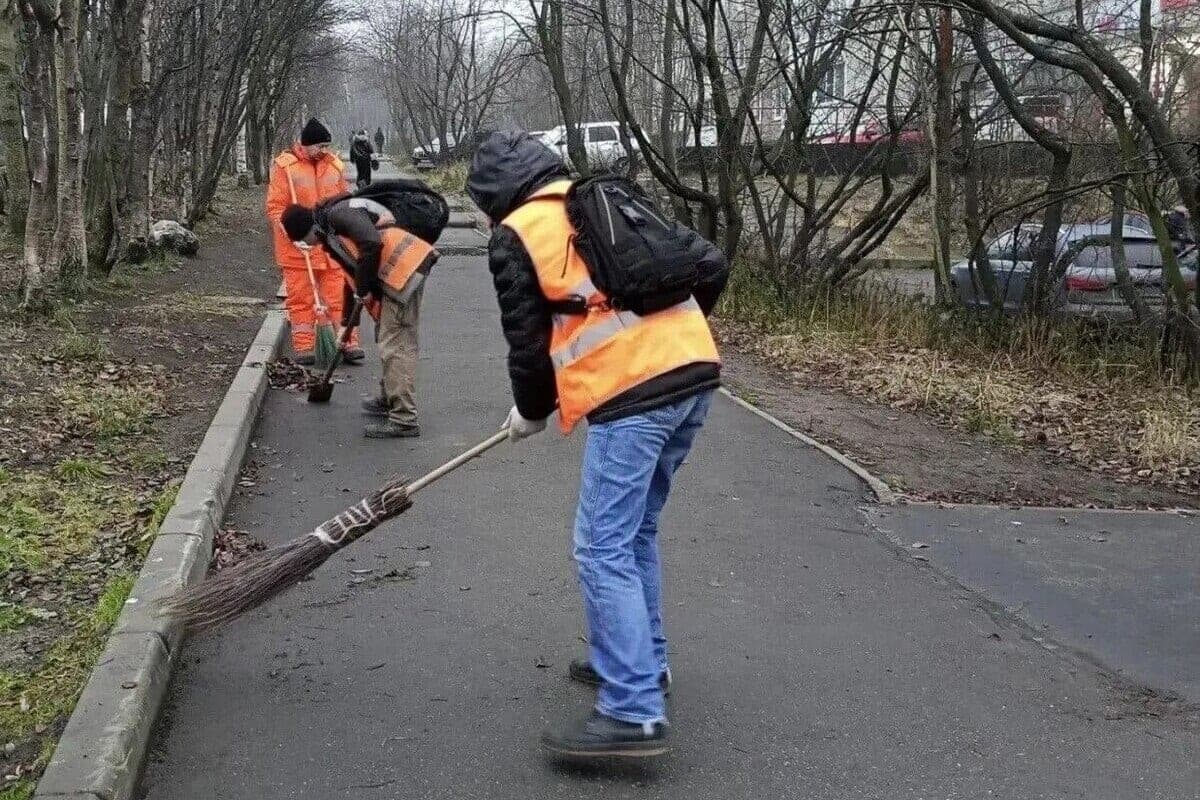 Ivan Lebedev spoke about cleaning streets and stops in Murmansk