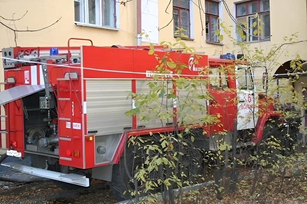 Die Küche fing Feuer in einer Wohnung im ersten Stock eines fünfstöckigen Gebäudes in Prigorodny