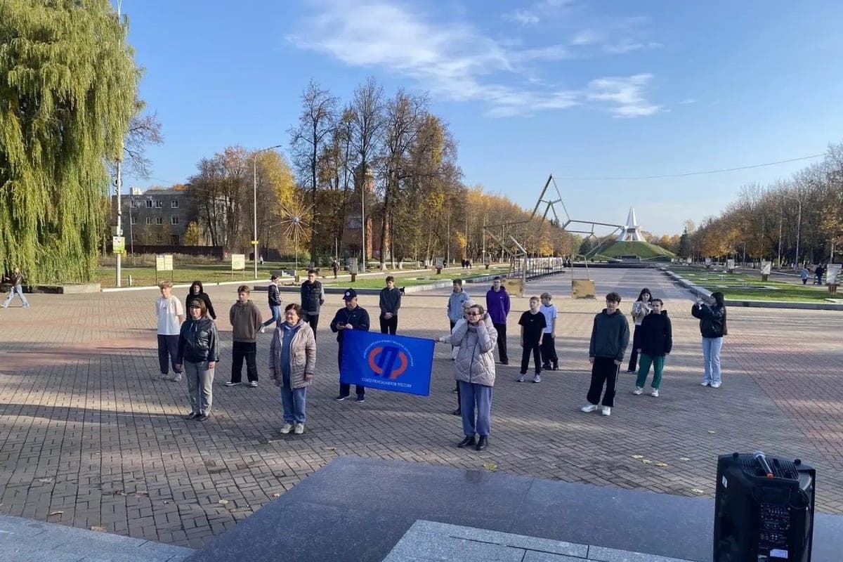 В Брянске на Кургане Бессмертия провели утреннюю зарядку