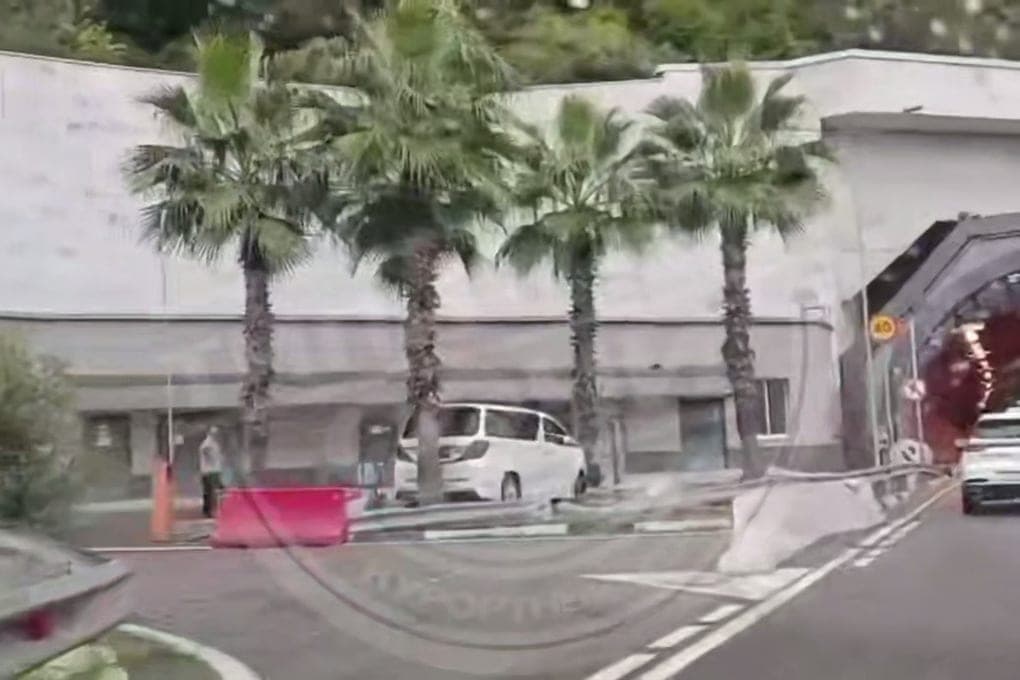 Microbus coincé entre les palmiers sur la sous-étude de Resort Avenue à Sotchi