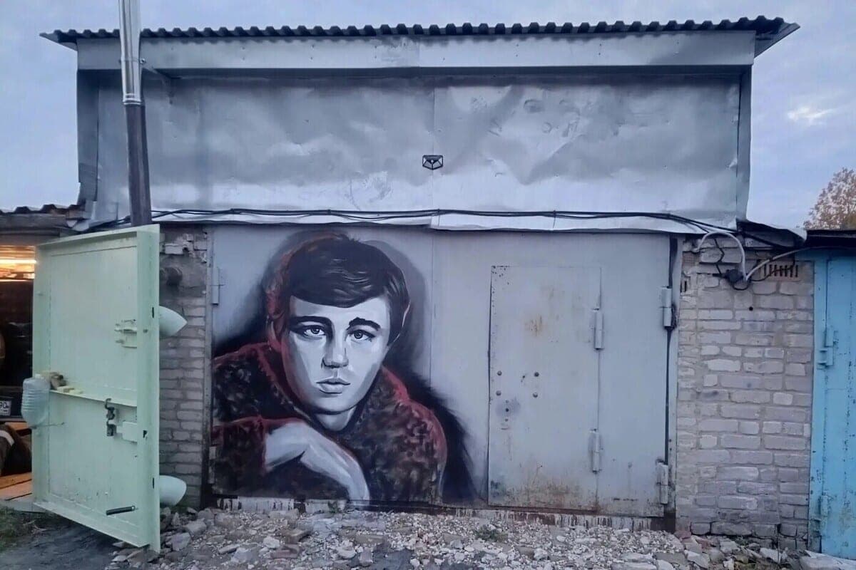 В Рошале на гаражной стене появился портрет Сергея Бодрова