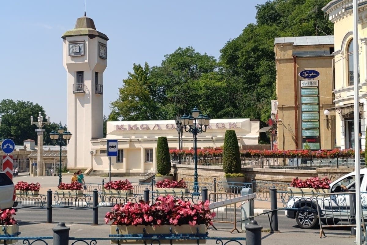 In Kislovodsk, the driver damaged the fence at the station square