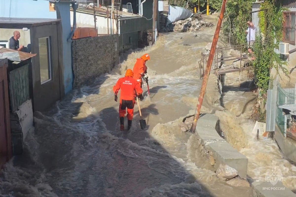 In Yalta flooded the village of Blue Bay
