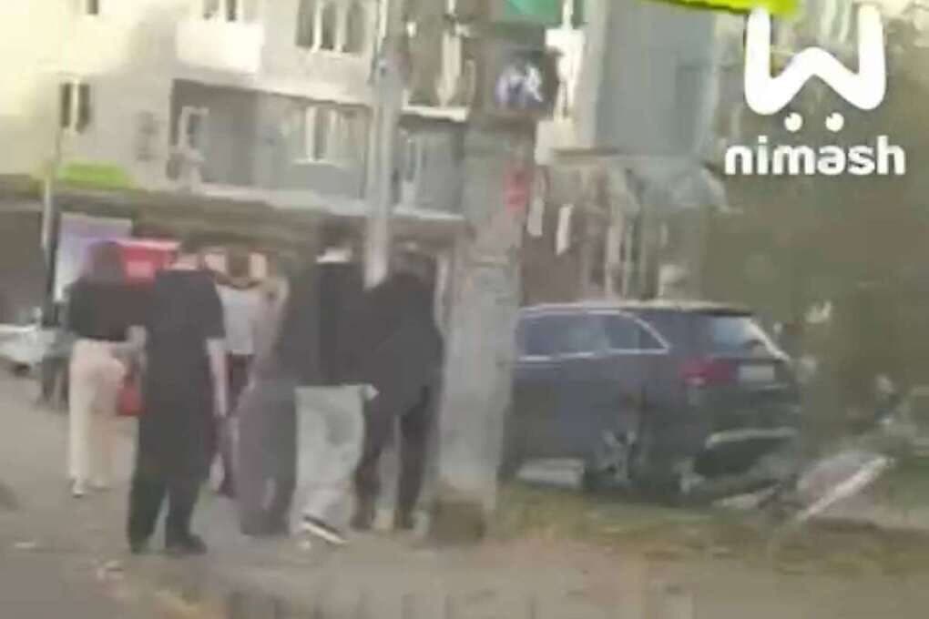 The driver of a foreign Mercedes hit a woman and demolished a stall in the Lower