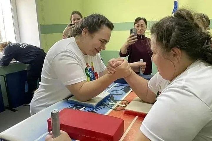 Miljajew lobte die Teilnehmer der Meisterschaft im Armwrestling