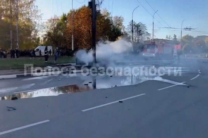 In Tambov on the ring at the “Ocean” SUV crashed into a pole and caught fire