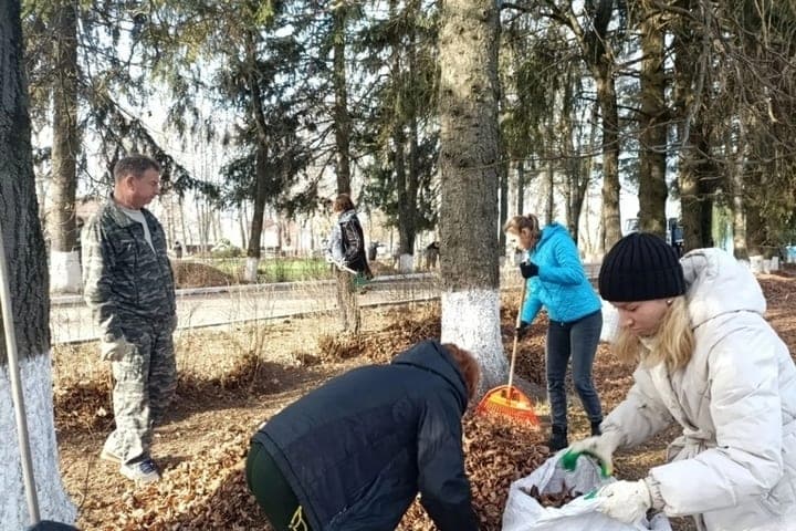 В Бабынинском округе навели порядок у обелиска и в парке