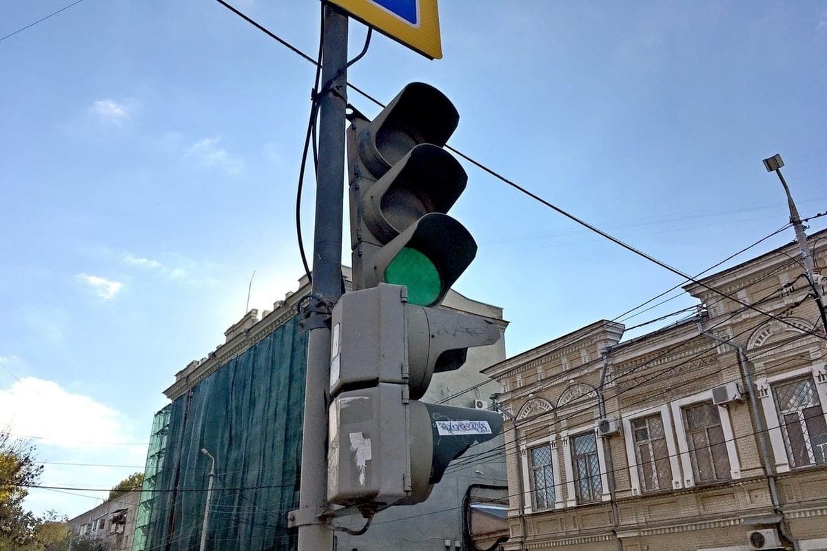 New button traffic lights began to work on the streets of Saratov
