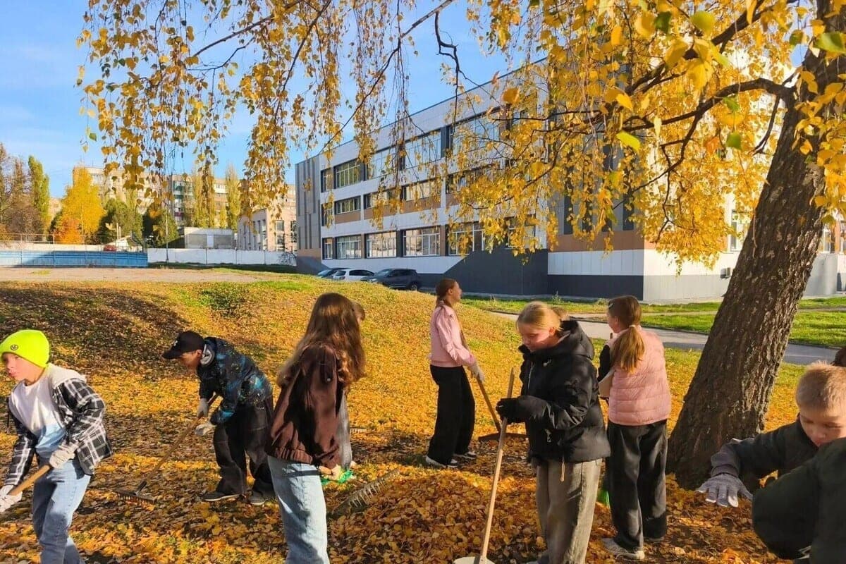 Lipetsk schoolchildren joined the autumn cleaning of the city