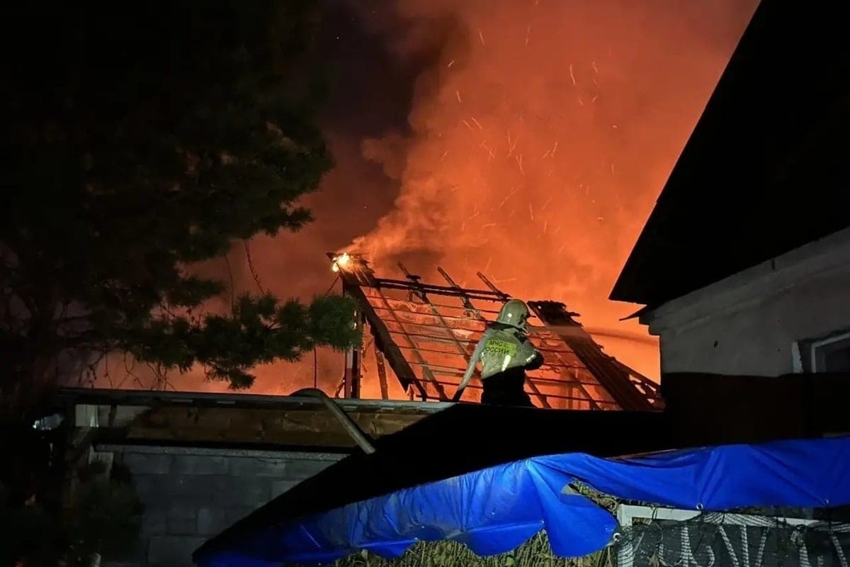 In Nizhny Tagil, a house and outbuildings burned down