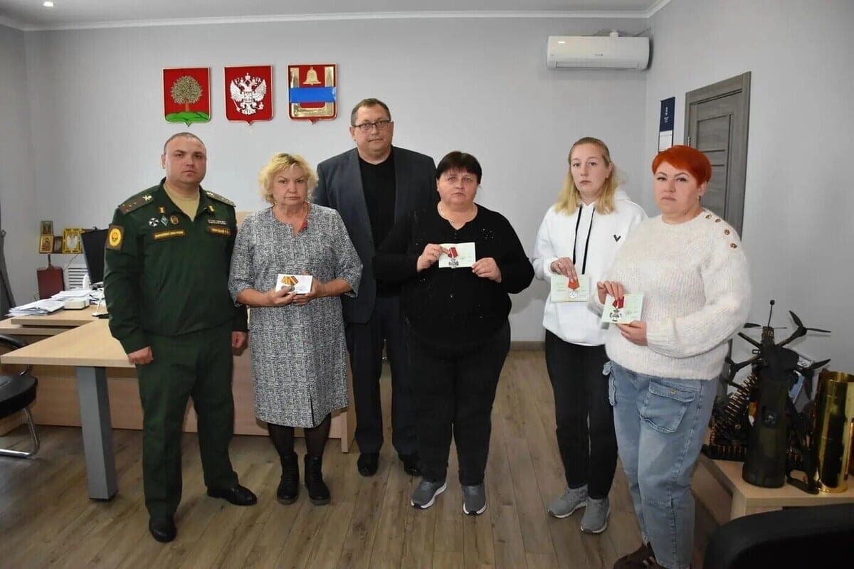 Родным четырех погибших жителей Липецкой области передали государственные награды