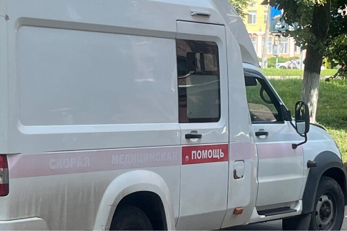 В Орле сотрудники МЧС помогли транспортировать в автомобиль медиков пожилую женщину