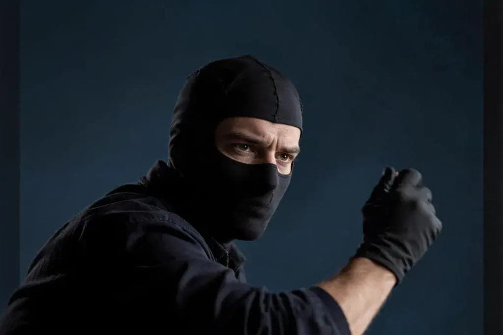 حصل مواطن تامبوف على الاختبار لسرقة حاسوب محمول وهاتف من الشقة
