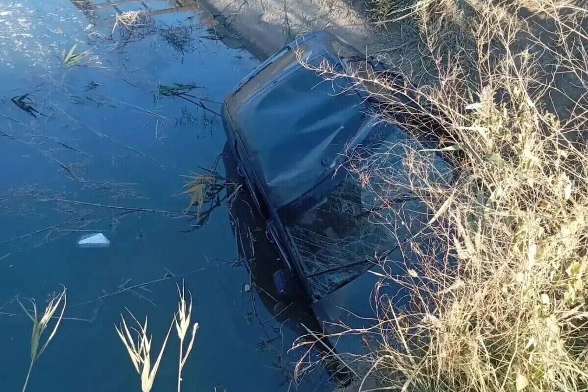 На Ставрополье «Приора» упала в речной канал. Погиб 16-летний пассажир