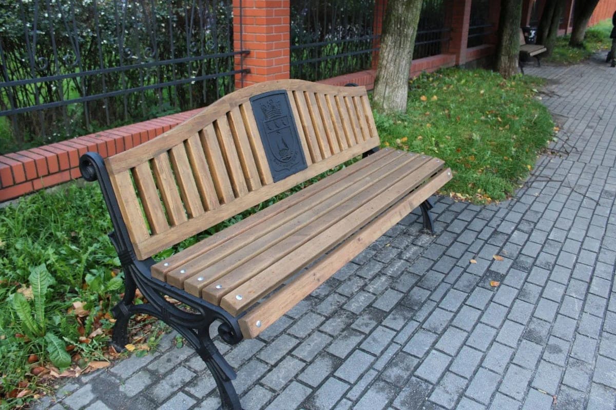 In Pionerskoye installed 30 new benches with the coat of arms of the municipality