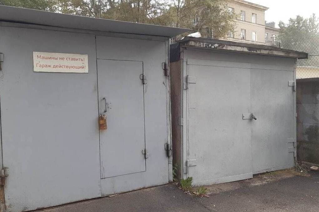 Roslyakovets stahl das Auto aus der Garage und war bereit, es für Ersatzteile zu entfernen