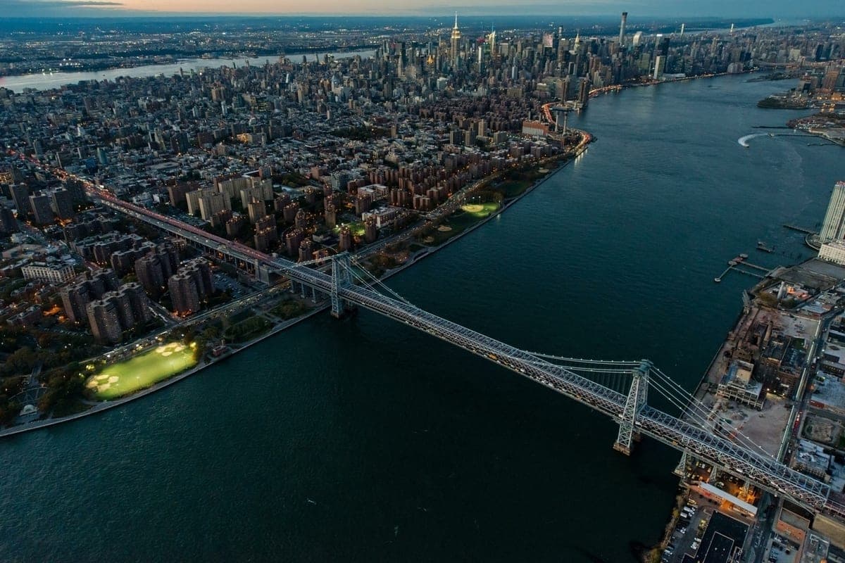 Anti-immigration protest paralyzes Brooklyn Bridge