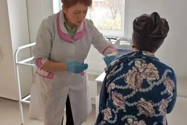Der Sanitäter in Kedrozera erhielt die ersten Patienten