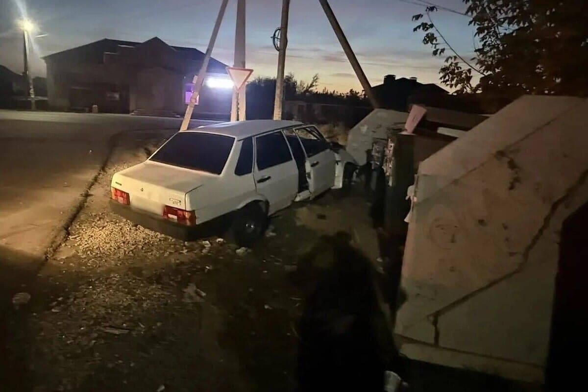 Под Воронежем машина врезалась в мусорное ограждение: четверо юношей в больнице