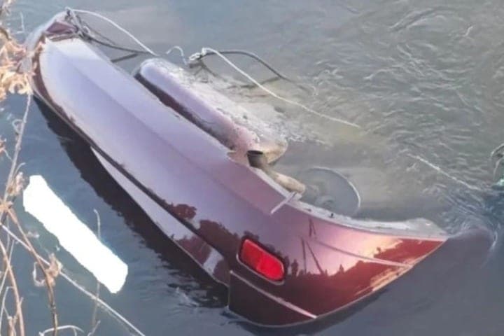 The car with the body of a fisherman found at the bottom of the river in the region of Russia