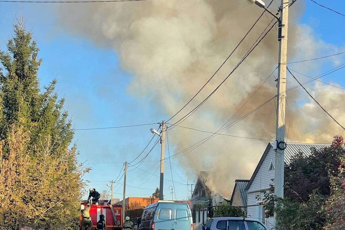 Пожар уничтожил крышу двухквартирного дома на улице Мебельной в Пензе