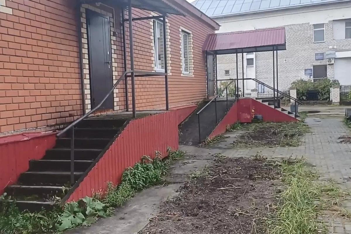 After complaints in Shenkursk removed debris of slag and sawdust at the city bath