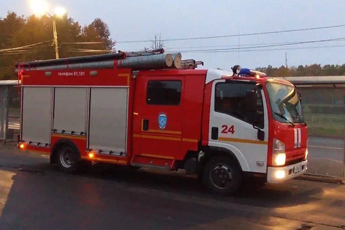 In the Novgorod district, a fire left a garden house without a roof and interior decoration