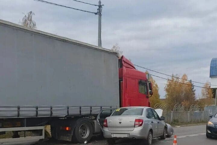 The driver of Lada was hospitalized after an accident with a truck near Kursk