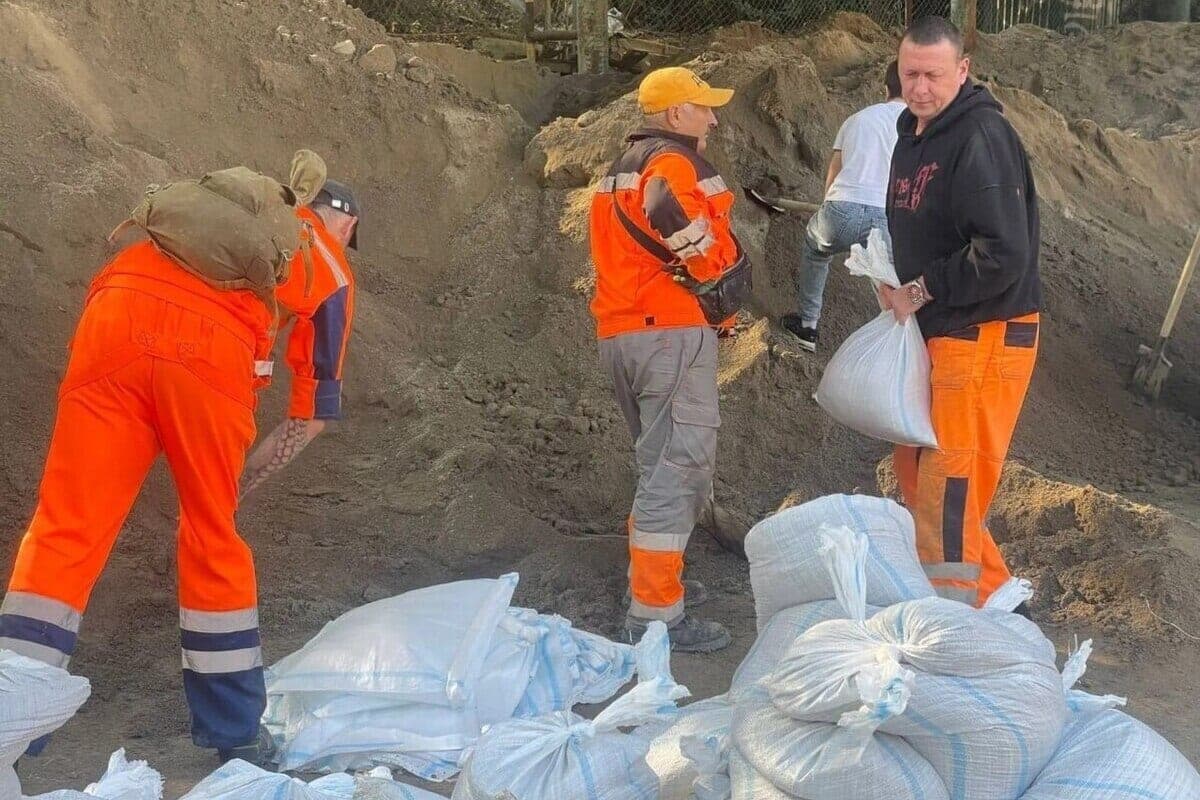 Athletes of the wrestling federation of Yalta joined in protecting areas from flooding