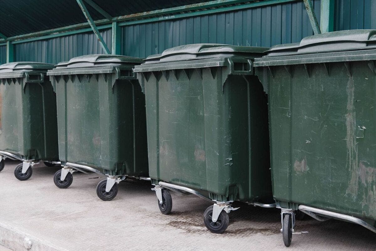 Cars at containers disrupted garbage disposal in several yards of Salekhard