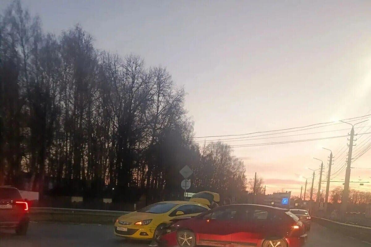 Улица Циолковского в Туле встала из-за ДТП двух цветных иномарок
