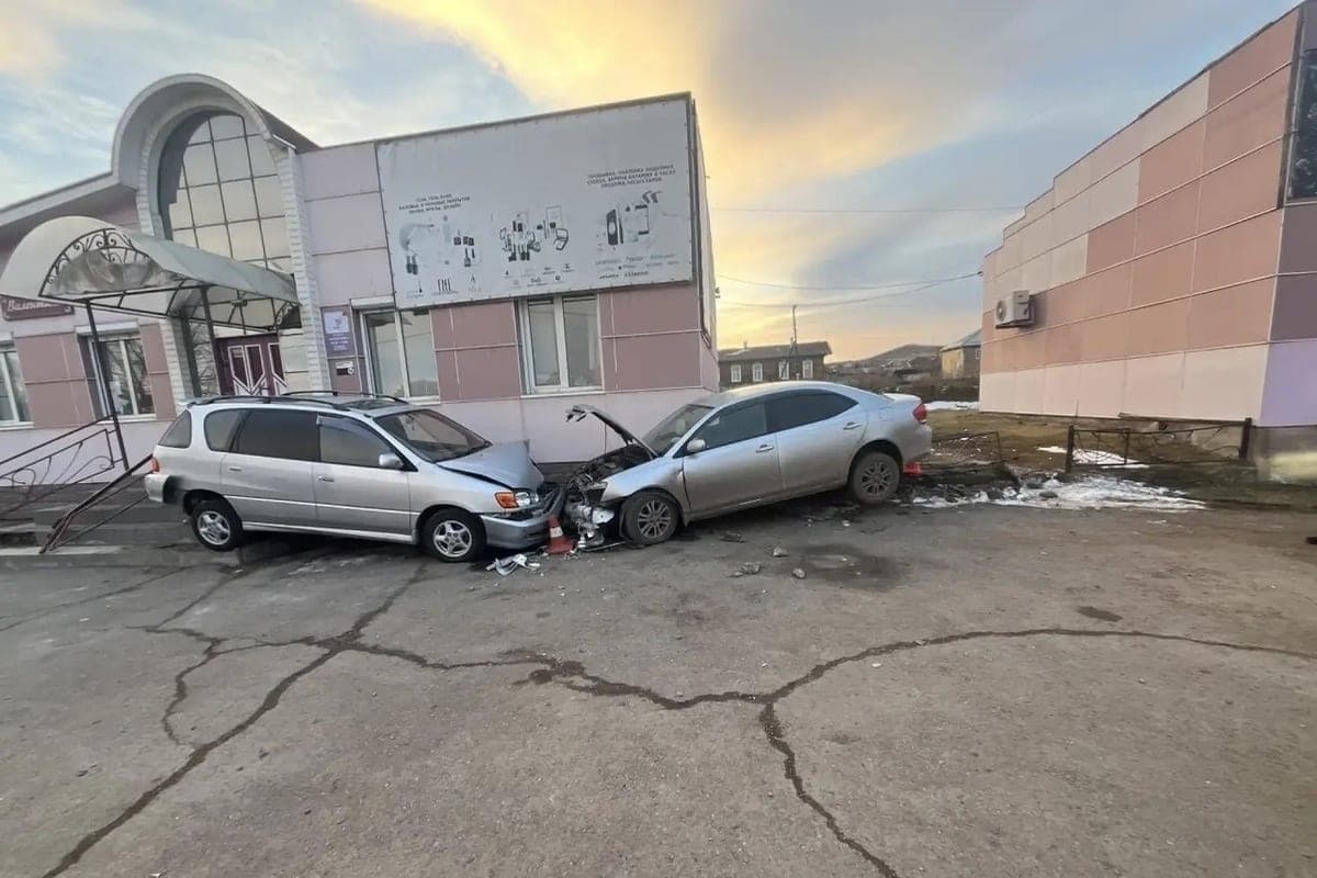 In Shira, Toyota hit a pedestrian and crashed into a parked car