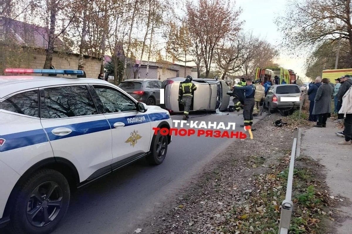 В Дядькове при столкновении трёх автомобилей перевернулась машина