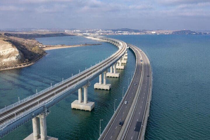 Более 300 автомобилей собралось 15 октября возле Крымского моста