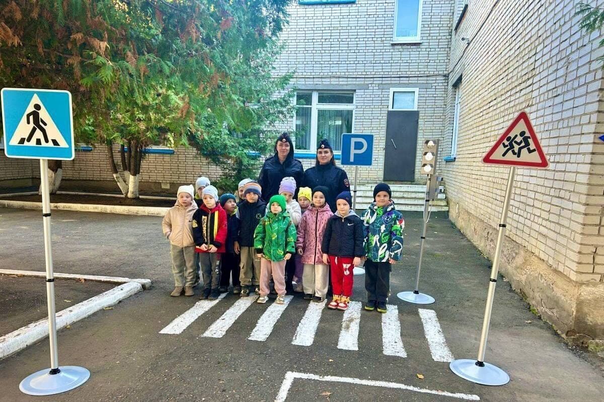 Nizhnelomov inspectors held a day of safety in the kindergarten
