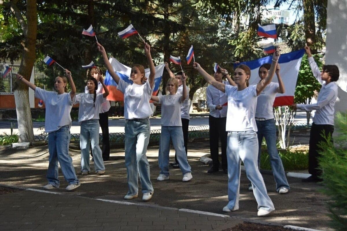 В симферопольской школе № 40 открыли «Аллею истории» по проекту школьников
