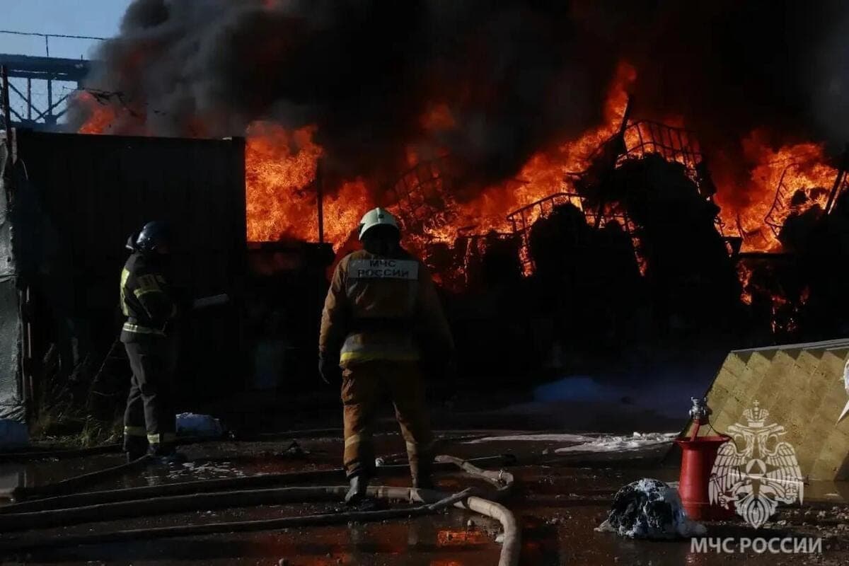 In Veliky Novgorod, seven hours extinguished a fire on the territory of the enterprise