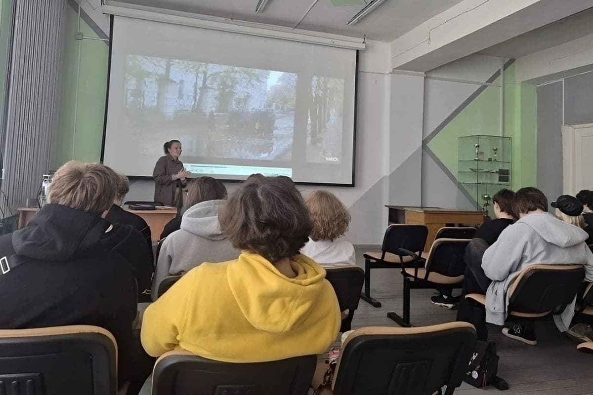 Young family support center conducts systematic prevention of cyberbullying in schools and colleges of Arkhangelsk