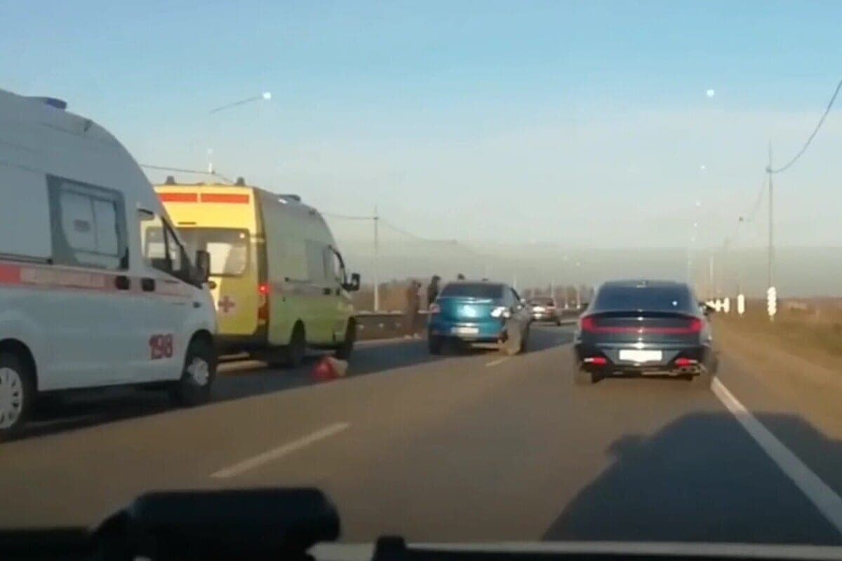 Бригада скорой работает на месте массового ДТП рядом с Новомосковском