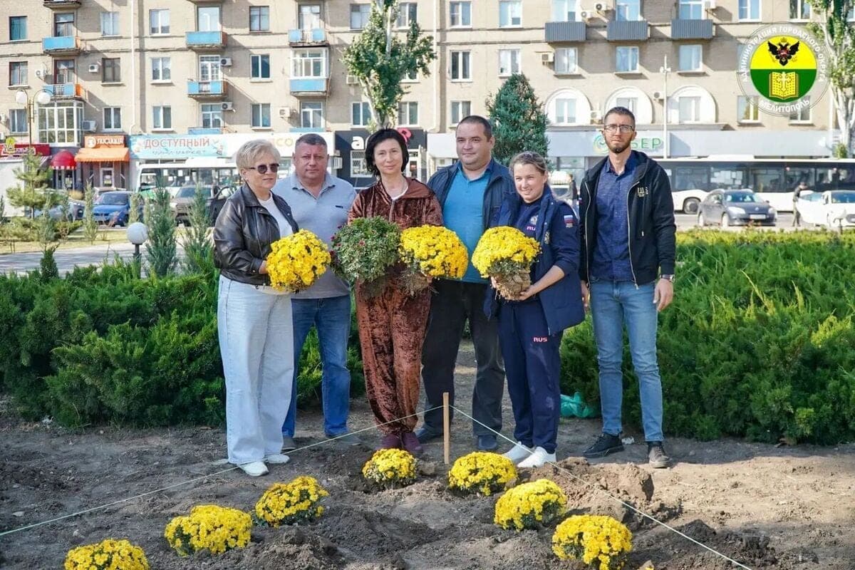 Victory Square in Melitopol decorated with bright chrysanthemums