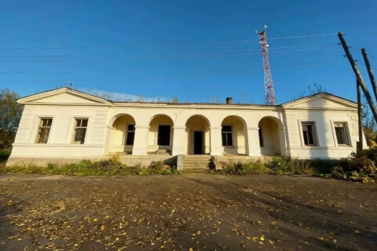 The building of the post station in the village of Kaskovo put up for auction