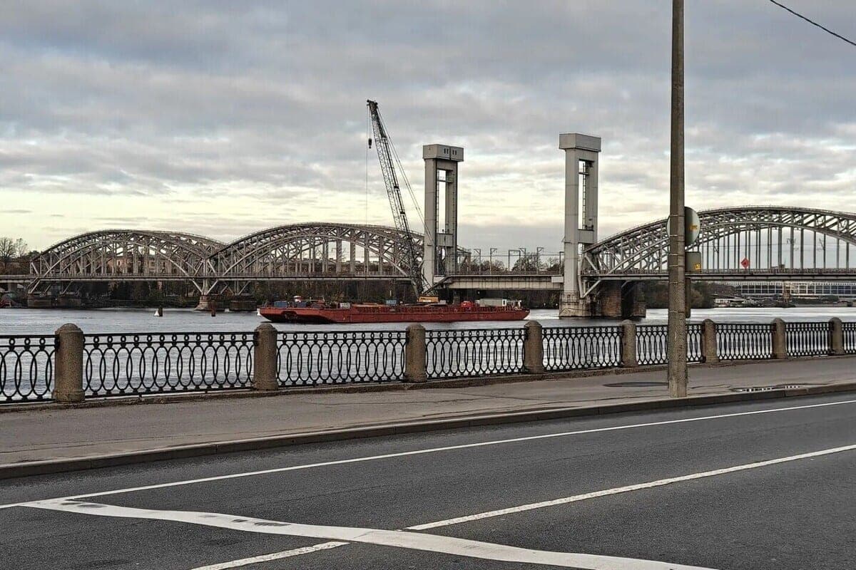 Floating crane for the construction of a bridge-assistant SMSD noticed at Zolnaya