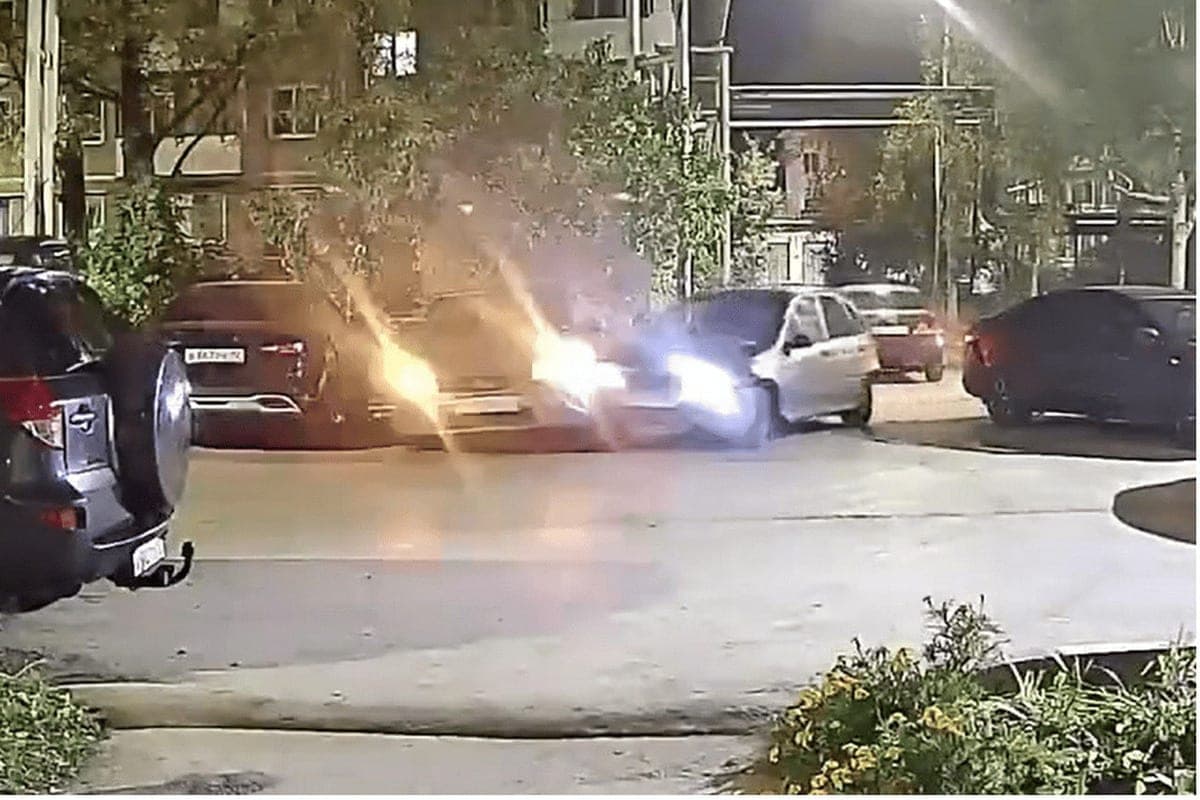 En Yoshkar-Ola, el hombre salvaje en la “Kalina” arrojó un coche de policía de tráfico y se estrelló en la línea de calefacción